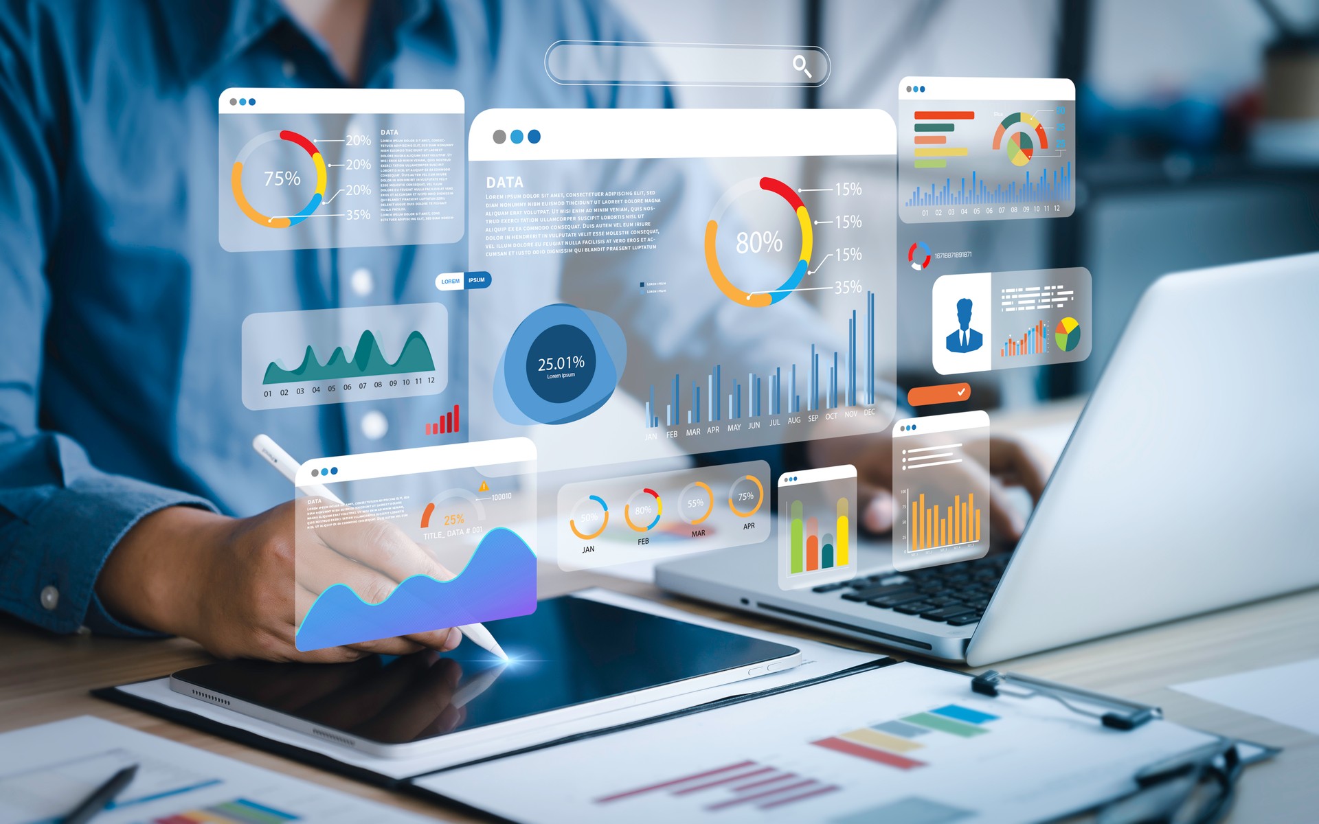 Ein Analyst verwendet einen Computer und ein Dashboard für die Datengeschäftsanalyse und ein Datenmanagementsystem mit KPI und Metriken, die mit der Datenbank für Technologie, Finanzen, Betrieb, Vertrieb und Marketing verbunden sind